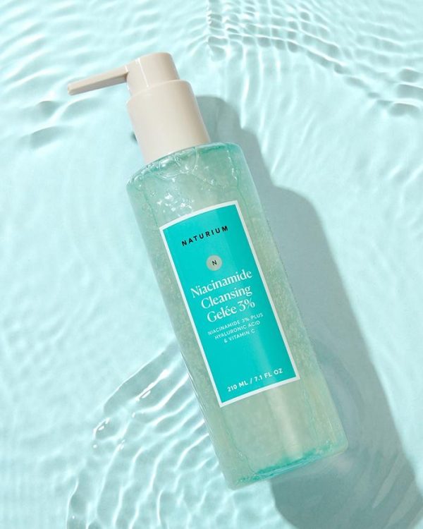 NATURIUM GELÉE NETTOYANTE AVEC 3% DE NIACINAMIDE, A L’ ACIDE HYALURONIQUE ET A LA VITAMINE C