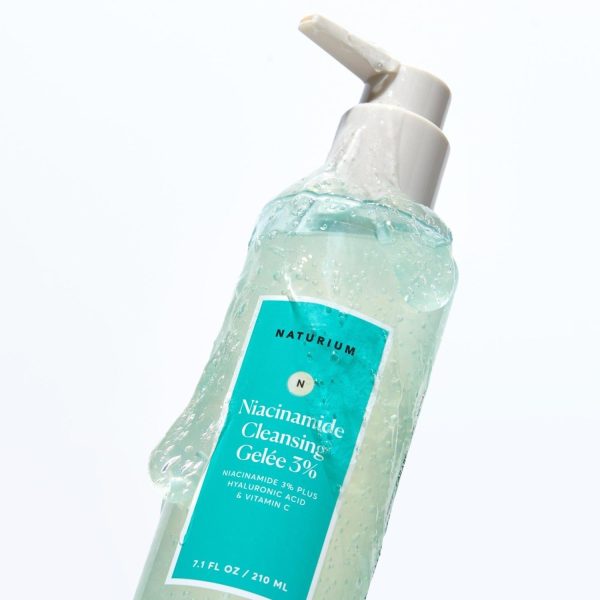 NATURIUM GELÉE NETTOYANTE AVEC 3% DE NIACINAMIDE, A L’ ACIDE HYALURONIQUE ET A LA VITAMINE C